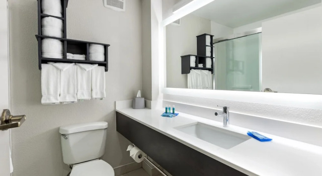 Четырёхместный номер Standard с видом на бассейн Holiday Inn Express - Columbus Downtown by IHG