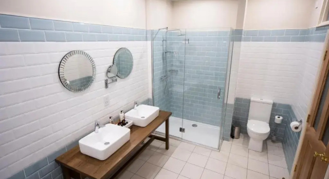 Полулюкс The Highlands Hotel