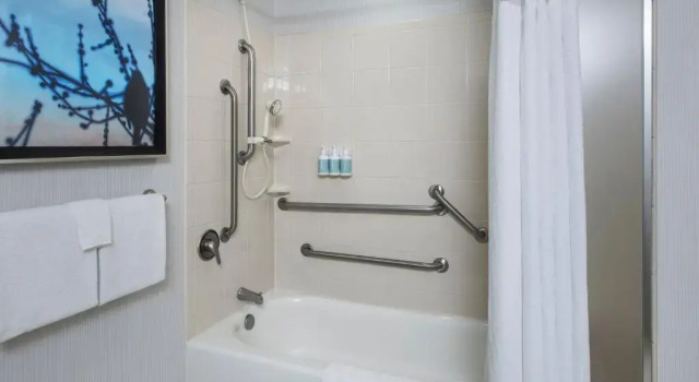 Люкс Courtyard by Marriott Gaithersburg Washingtonian Center