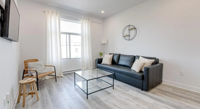 M11 Upscale Spacious 1BR w Kingbed AC in Heart of Plateau Mile-end, Rezervasyon Otel Montreal Quebec