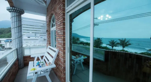 Двухместный номер Deluxe с балконом и с видом на море Ez Bay Homestay