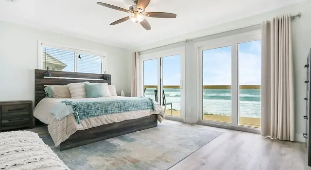 Oceanfront Blissful Sunrises Beach Gear BBQ, Rezerwuj Dom wakacyjny Hotele w Saint Augustine Area z parkingiem, Parking