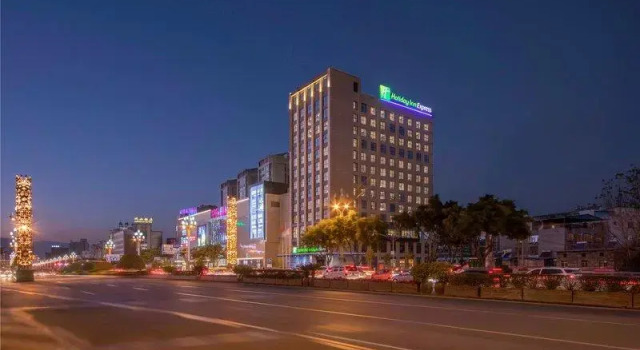 Номер Superior Holiday Inn Express - Xichang City Center by IHG