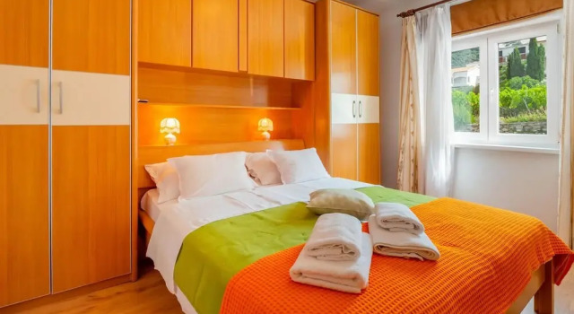 Beautiful Apartment in Barbat na Rabu With Wifi, Prenota Appartamento Hotel a Isole Quarnerine con parcheggio, Parcheggio