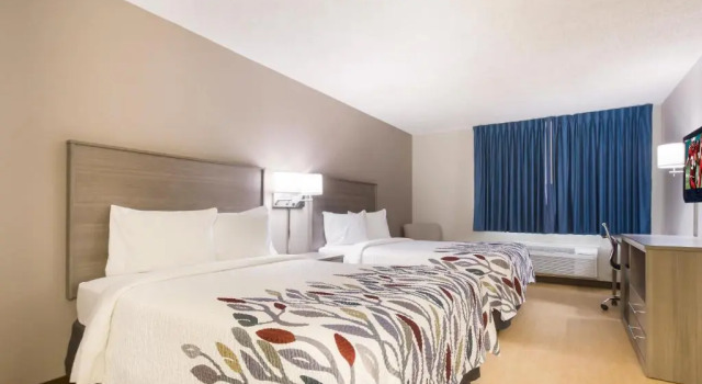 Четырёхместный номер Deluxe Red Roof Inn Lawrenceburg