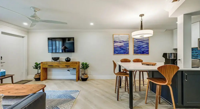 Upscale Naples Condo w/ Pool Access: Walk to Pier!, Забронировать Апартаменты/квартира Нейплс Southwest Florida, рядом с Palm Cottage