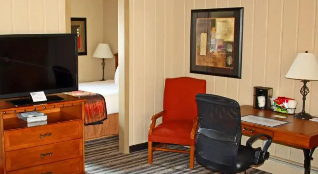 Четырёхместный номер Standard с балконом Best Western Sunset Inn