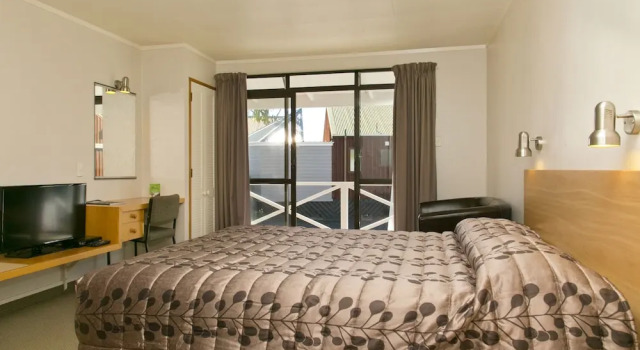 Люкс с балконом Turangi Bridge Motel