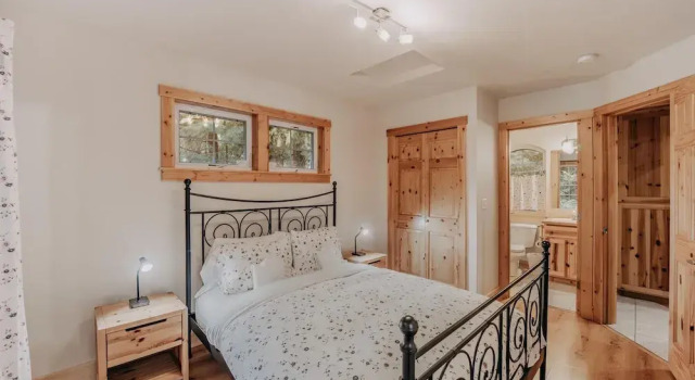 Snowline Cabin #34 - Great English Tudor-style Home With hot Tub! Now With Wifi!, Buchen Sie Ferienhaus Hotels in Glacier mit Pool, Schwimmbad