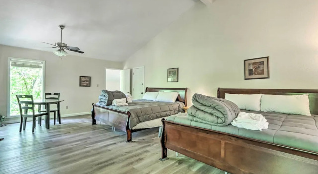 Коттедж с 3 комнатами с балконом Osage Beach Home w/ Resort-style Amenities!