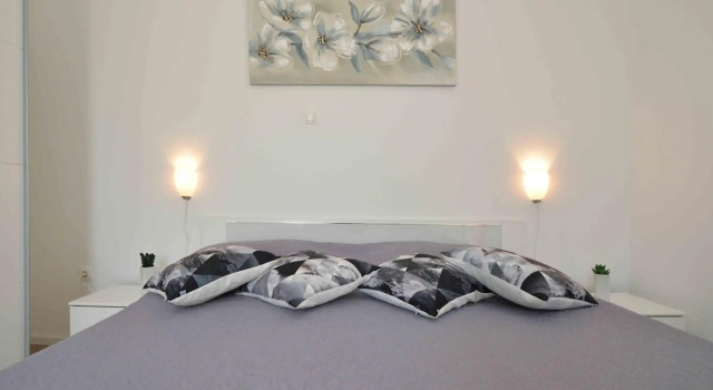 Beach apartment KATE with sea view, balcony and parking, MURTER, DALMATIA, Забронировать Апартаменты/квартира Муртер 
