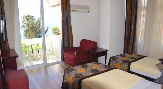 Трёхместный номер Standard Royal City Hotel
