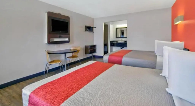 Четырёхместный номер Standard Motel 6 Victorville - Desert Express