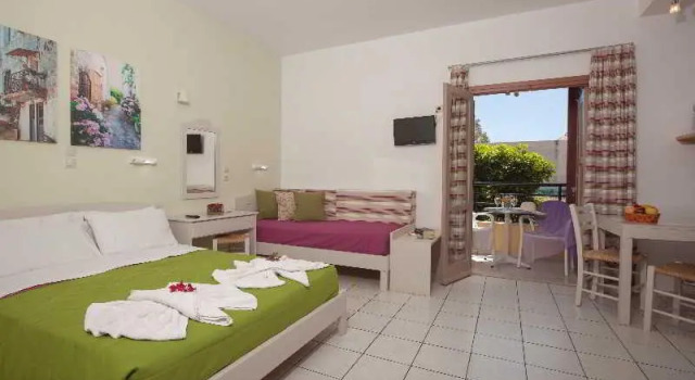 Четырёхместная студия с балконом Latania Apartments