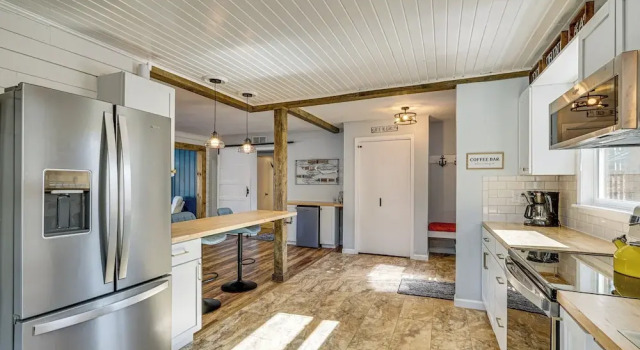 Коттедж Central Waterfront Home w/ Dock in Lake Ozark!