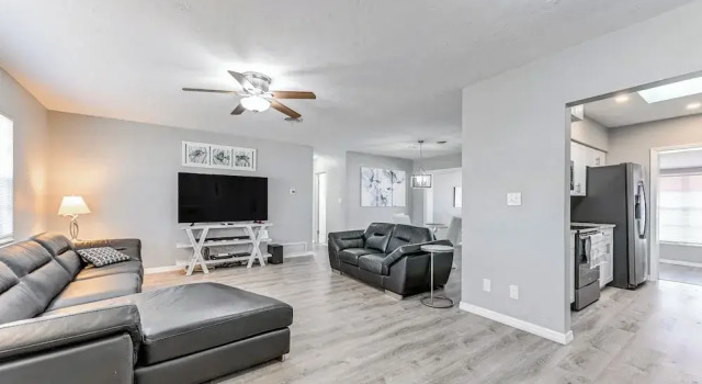 3 Mi to Venice Beach: Pet-friendly Home w/ Yard, Забронировать Дом для отпуска Венис Sarasota Area, рядом с Legacy Trail