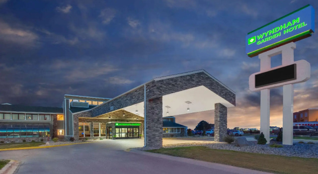 Кровать в общем номере Wyndham Garden Fort Wayne