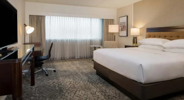 Двухместный номер Standard с балконом Sheraton Detroit Metro Airport