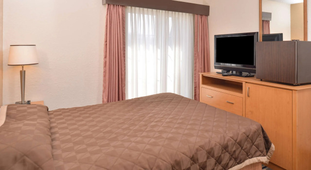 Двухместный люкс с балконом Americas Best Value Inn and Suites St. Cloud