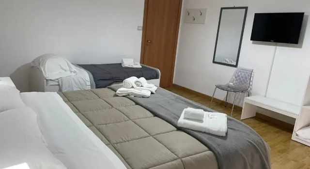 Balkonlu Standart dört kişilik oda B&B Pitagora