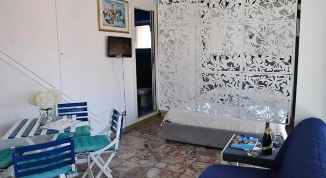 ATTICO BLU monolocale a 50 mt dal mare