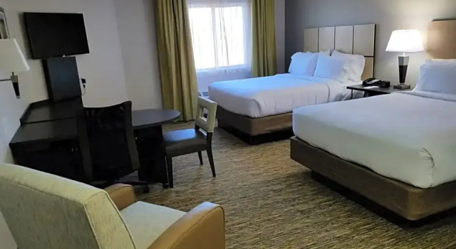 Четырёхместный люкс c 1 комнатой Candlewood Suites Independence by IHG