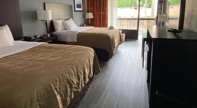 Четырёхместный номер Standard Quality Inn & Suites Gulf Breeze Bayside near Pensacola Beach