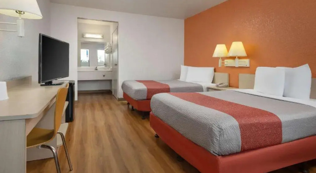 Четырёхместный номер Deluxe Motel 6-Buena Park, CA - Knotts Berry Farm - Disneyland