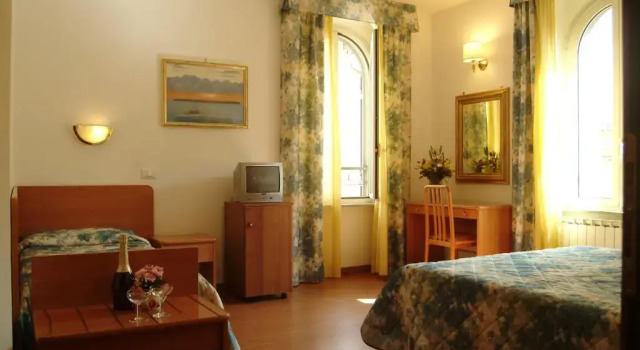 Четырёхместный номер Hotel Tirreno