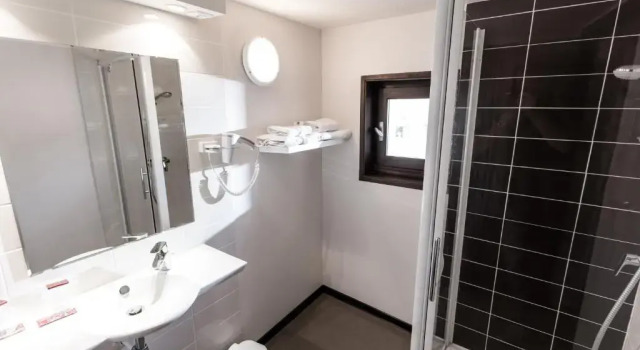 Трёхместный номер Standard Logis Hotel Restaurant Du Commerce