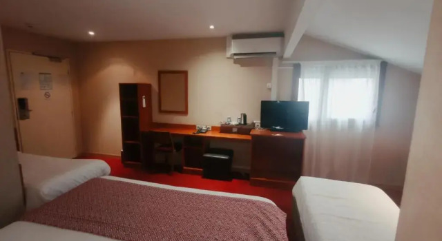 Standart beş kişilik oda Kyriad Nîmes Ouest