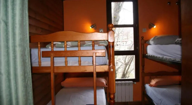 Кровать в общем номере Albergue Peña Castil