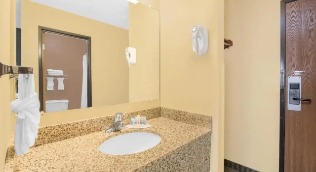 Номер Standard Days Inn by Wyndham Mitchell SD