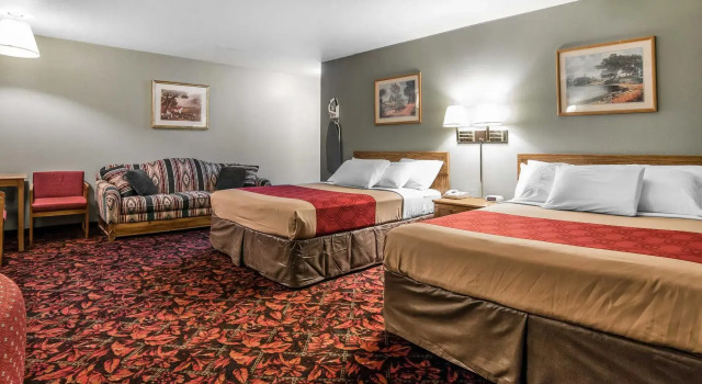 Четырёхместный номер Standard Econo Lodge