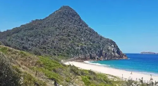 'Sandy Shoal' 46 Rigney Street Shoal Bay Beach Cottage with aircon