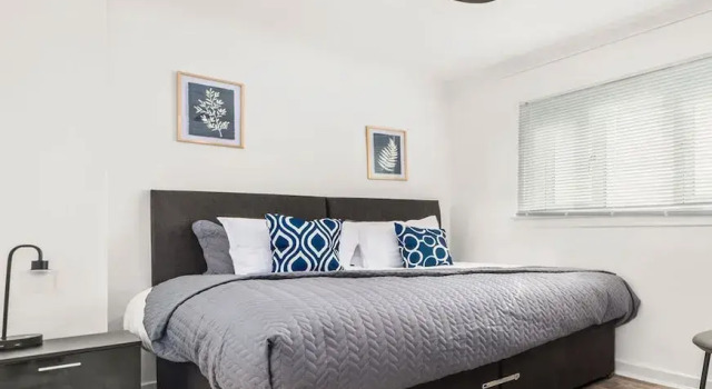 Three Bedroom Apartment by Klass Living Serviced Accommodation Coatbridge - Berwick Apartment With WiFi &Parking