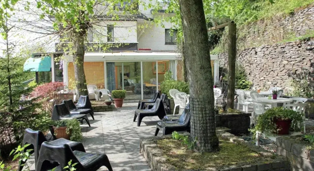 Коттедж La Roche Riverside Mansion