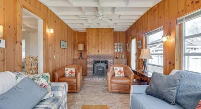 Коттедж Gloucester Home w/ Large Yard: 1 Mi to Beach!
