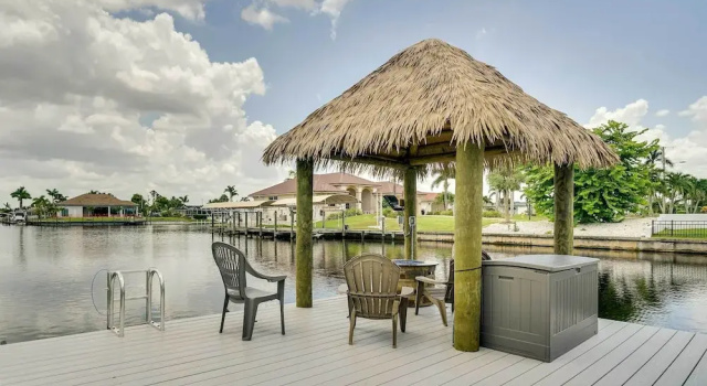 Коттедж с 3 комнатами с балконом Family Home w/ Outdoor Oasis in Cape Coral!