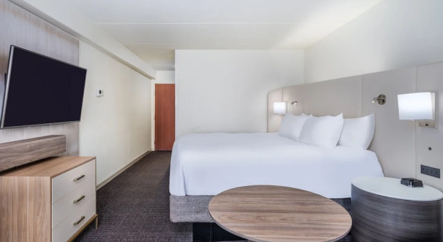 Номер Premium Crowne Plaza Milwaukee Airport by IHG