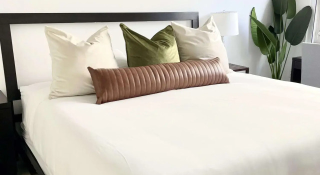 City Condo - In Midtown with pool and parking