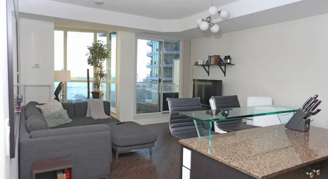 Waterfront off Queens Quay, Varaa Hotelli Toronto 