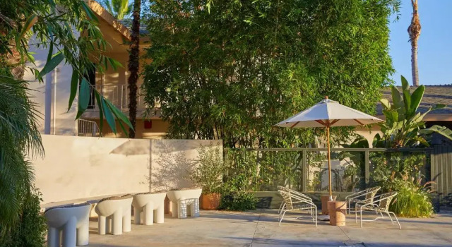 Четырёхместный номер Deluxe с балконом The Capri Hotel