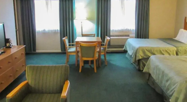 Четырёхместный номер Standard Magnuson Grand Pioneer Inn and Suites