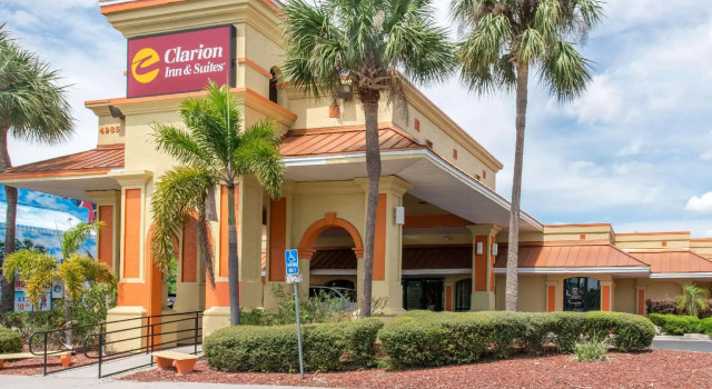 Кровать в общем номере Clarion Inn & Suites Kissimmee-Lake Buena Vista South