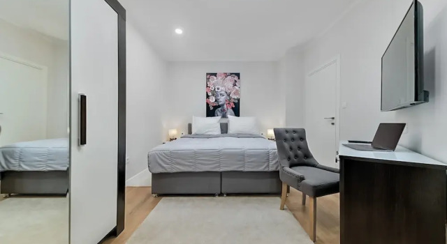 Люкс Deluxe c 1 комнатой с видом на бассейн Villa Madison