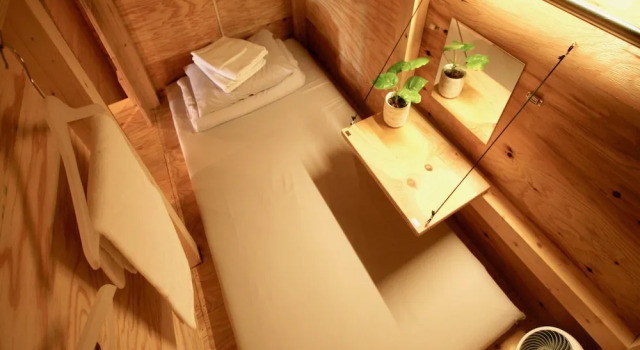 Кровать в общем номере с 3 комнатами Ishigaki Guesthouse HIVE