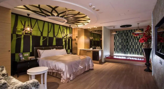 U Her Hotel