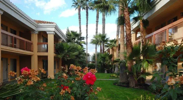 Кровать в общем номере Best Western Palm Court Inn