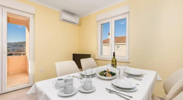 Nice Home in Cavle With Wifi and 2 Bedrooms